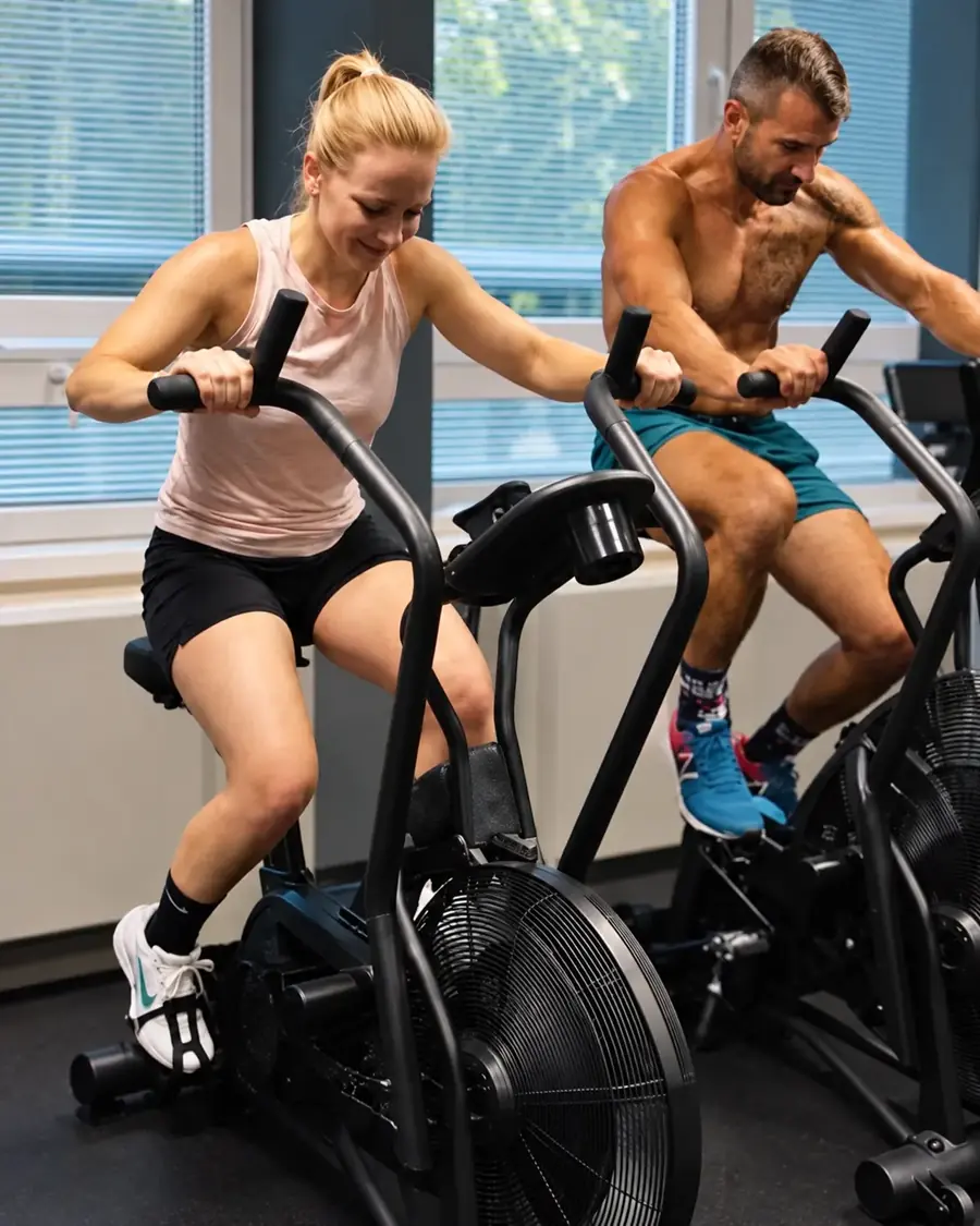 Kondiční trénink na air bike strojích